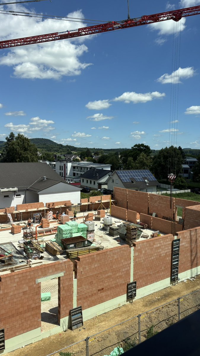 mathis_aa's tweet image. Из-за стройки под окнами теперь 6 дней в неделю просыпаюсь в 7 утра под звуки резки кирпичей и металла🫠