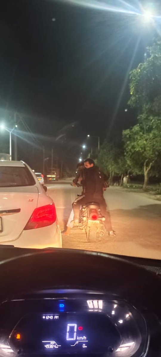 ग्रीनआर्च एकमूर्ति के निवासी के साथ रात 12:45 बजे CNG पंप (ग्रीनआर्च के सामने) पर 3 बदमाशों ने पिस्टल तानकर पहले एक कार लूट की कोशिश की फिर दूसरी कार की तरफ बढ़े। किन्तु पुश स्टार्ट करने में असमर्थ रहे, संभवत कोई गिरोह सक्रिय हुआ है <a href="/noidapolice/">POLICE COMMISSIONERATE GAUTAM BUDDH NAGAR</a> <a href="/CP_Noida/">CP Noida</a> <a href="/DCPCentralNoida/">DCP Central Noida</a>