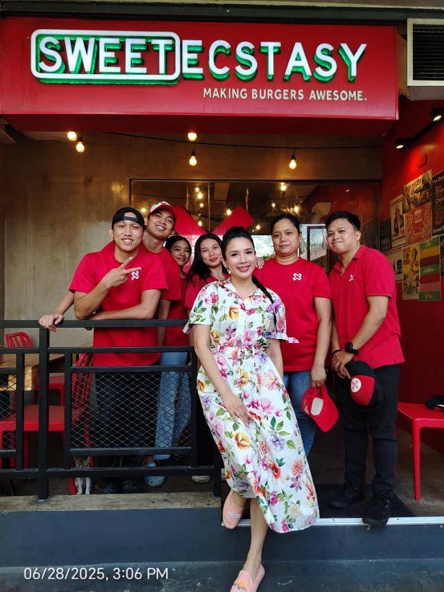 At its core, Sweet Ecstasy is all about honoring amazing achievements with awesome burgers.

To celebrate K’s Drama podcast hitting #1 on the Spotify charts, Karylle treated her It’s Showtime fam to a feast of Sweet X cheeseburgers!