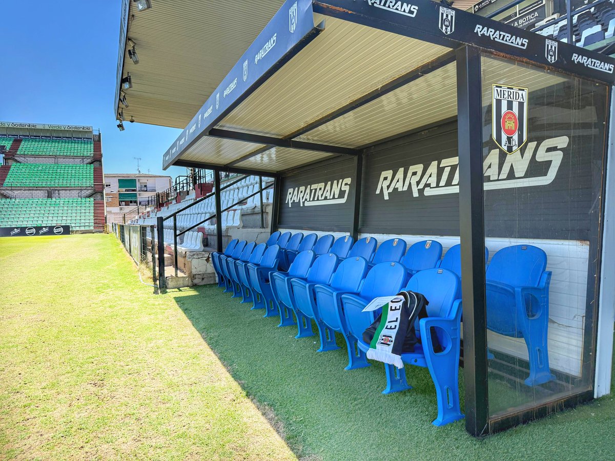 😡 J*** con el aire… 

💨 Nos acercamos y la hoja sale volando… 

🔄 Venga con los últimos 50 RT 

😉 (Eso por molestar al CM. Que ya estaba en la piscina 💦)