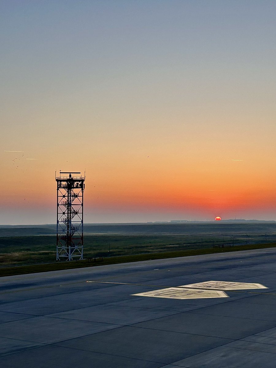pixelinaeon's tweet photo. Beautiful sunrise at İstanbul New Airport! The sky is ablaze with color over the runway. 
#Photography #IstanbulNewAirport #Sunrise #Airport #Turkey #Travel #Morning #ThePhotoHour #StormHour https://t.co/TDsFHopESr