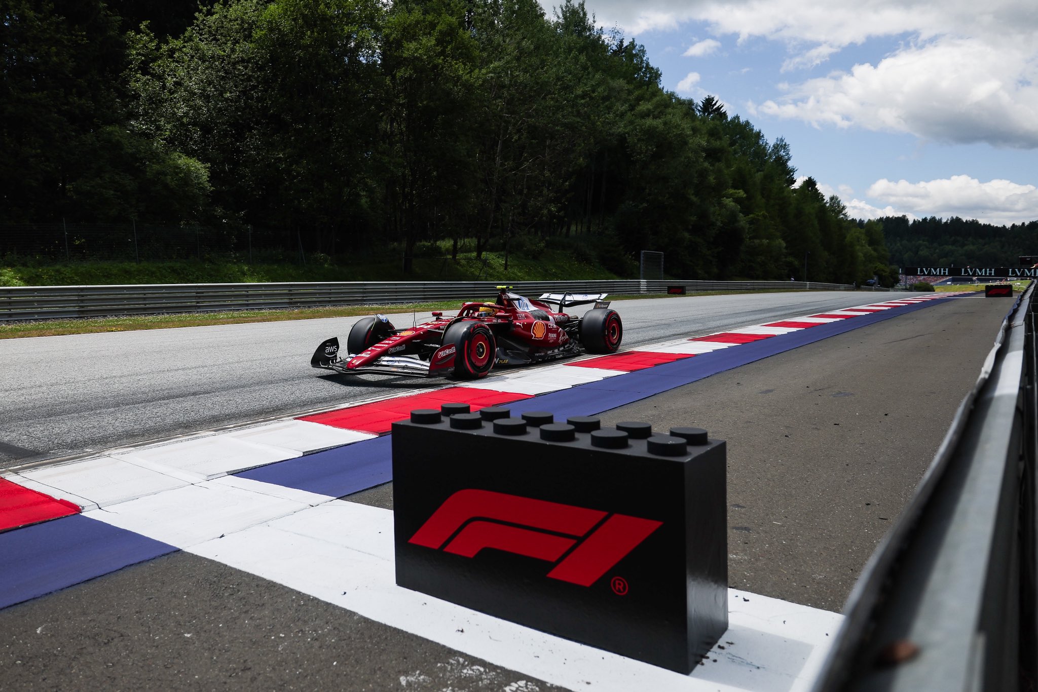 Lewis Hamilton: "Without oversteer at Turn 6 I could’ve been P2. The new floor helped us" | ScuderiaFans.com
