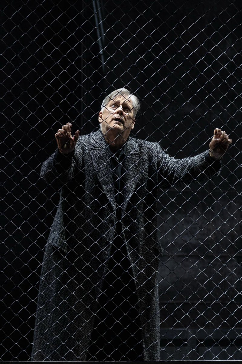 "GREGORY KUNDE continues to challenge nature and at 71 years old his voice still sounds like a 45 year old singer.  The high notes are still brilliant and infallible and in the center the voice has the indispensable body to face a role like Andrea Chénier. But, in his case, his
