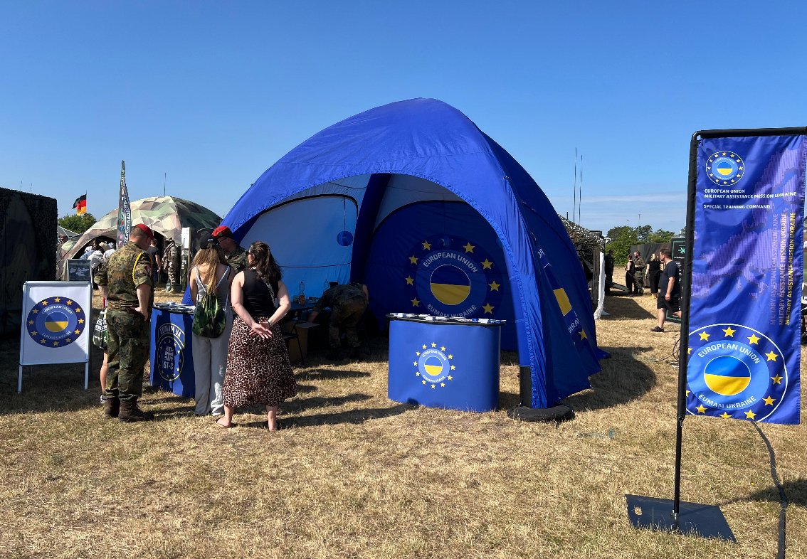 STC_EUMAM_UA's tweet image. Mission meets community. In Delitzsch, the ST-C engages with visitors and shares how ๐ฉ๐ช contributes to #EUMAM_UA. Together with @eeas, they provide @DefenceU with knowledge and structure that translate into strength on the ground. We #StandWithUkraine