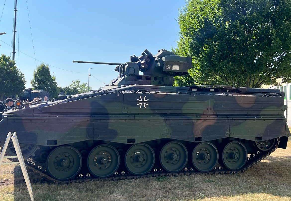 STC_EUMAM_UA's tweet image. Mission meets community. In Delitzsch, the ST-C engages with visitors and shares how ๐ฉ๐ช contributes to #EUMAM_UA. Together with @eeas, they provide @DefenceU with knowledge and structure that translate into strength on the ground. We #StandWithUkraine