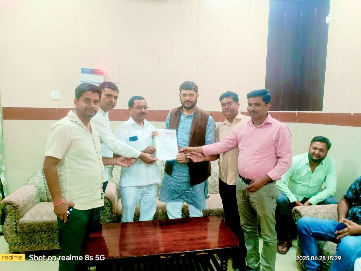 प्रदेश में सरकार द्वारा 27000 विद्यालयों को मर्ज करके शिक्षक व छात्र/छात्राओं के भविष्य से खिलवाड़ के विरोध में शिक्षक संघ द्वारा ज्ञापन दिया गया, उनके इस मुद्दे को प्रबल रूप से संसद तक पहुँचाउगा ऐसा उन्हें आश्वासन दिया।