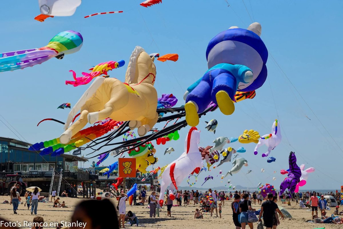 Callantsoog , North-Holland. 🇳🇱 
Colourful scenes on the beach today , Saturday 28th June at the Callantsoog Vliegerfeest ( Kite Festival ) 🤩 ☀ 
The fun continues on Sunday 29th June  , from 10.00 to 18.00. 😊

Photos 📸 by Callantsoog Vliegerfeest.
