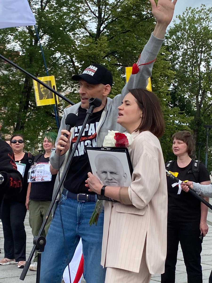 DKAMBinLT's tweet image. Finally! The sun shining bright on @tsikhanouski_s and @Tsihanouskaya today in Vilnius after his 5 years in prison and solitary confinement.