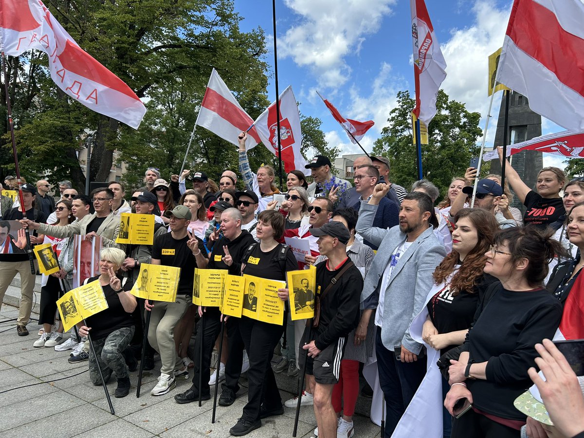 DKAMBinLT's tweet image. Finally! The sun shining bright on @tsikhanouski_s and @Tsihanouskaya today in Vilnius after his 5 years in prison and solitary confinement.