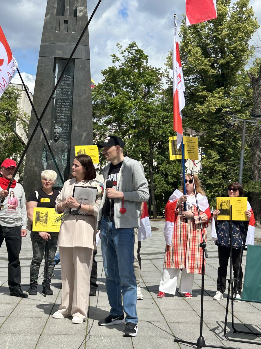 DKAMBinLT's tweet image. Finally! The sun shining bright on @tsikhanouski_s and @Tsihanouskaya today in Vilnius after his 5 years in prison and solitary confinement.