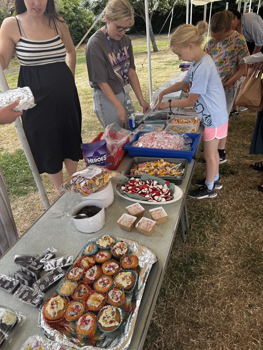 NorbridgeCIA's tweet image. Come on down we have a pizza van, face painting, sweets/cakes and homemade yummy brownies by Miss Stott. 🍰🧁