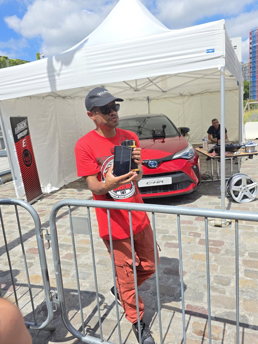 _SaxX_'s tweet photo. ✅️ Un des stands/workshops incontournables de #lehack, c'est bien entendu l'arrêt chez @RatZillaS !

Quelle passion ! 
Quel engouement ! 
Quel partage ! 

Parler de drônes - de maritime - de voitures connectés - d'automobile - de cybersécurité - d'open source - d'open hardware - de transmission à travers de cools ateliers avec des collégiens et lycéens - ...

N'hésitez pas à y aller ! Vous apprendrez énormément de choses à défaut d'avoir des précisions/éclaircissements 👌🏽