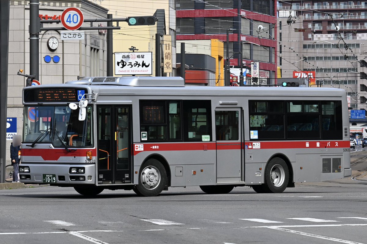 函館バスの主力になっているRA/AAたち。特に東急バスから移籍が多く駅前で見かけたバスの半分近くはこれだった印象です。車番の数字1ケタ目でメーカー区別がつくのはありがたいところ。
・函館バスH4481/函館200か961
・函館バスS3633/函館200か1019