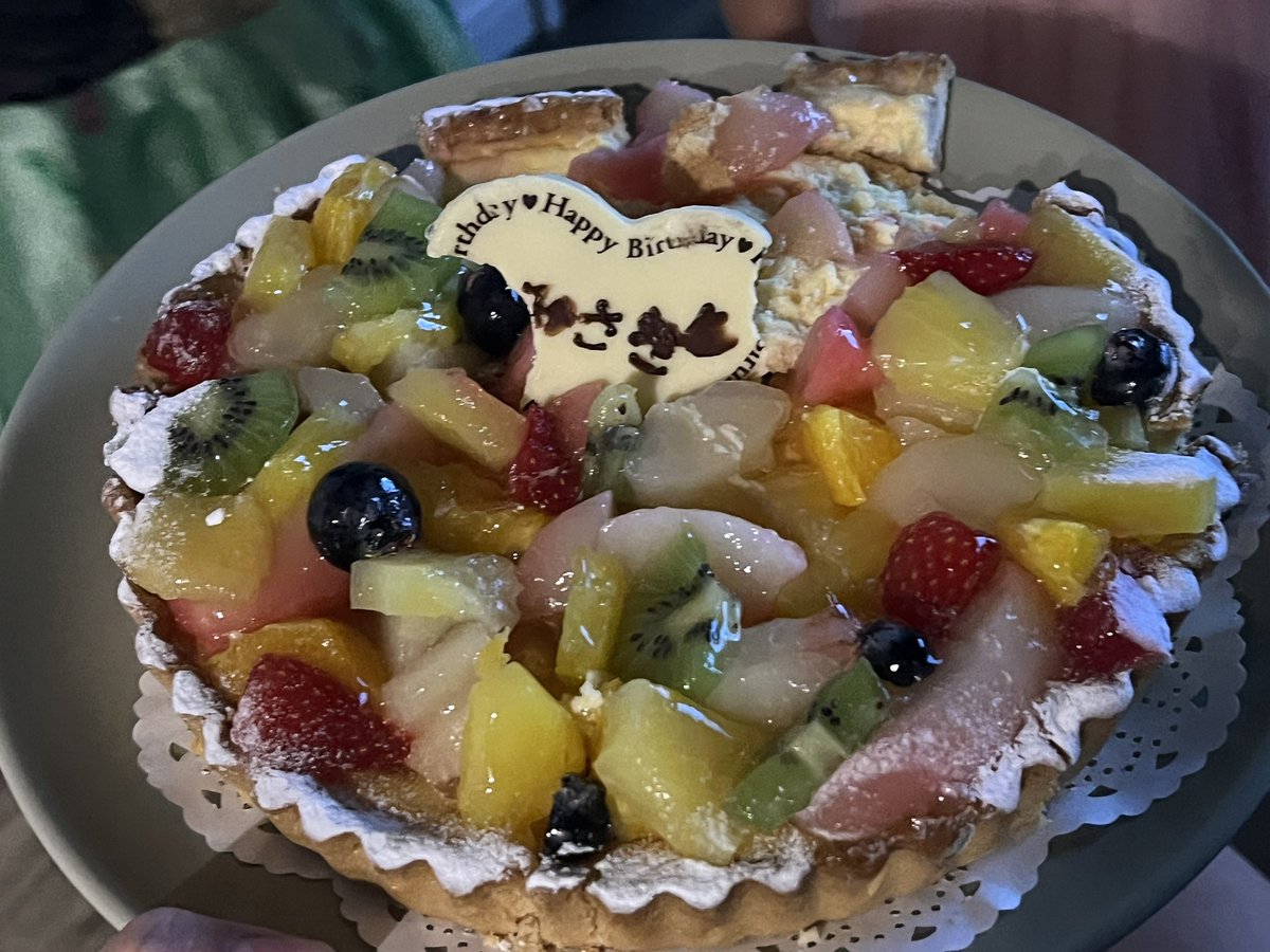 ケーキを準備してる旦那の目を盗んでチョコプレートを食べる娘たちと、ケーキを運ぶ時にカットしたケーキの二つが皿から落とす痛恨のミスをした旦那によって私の元に届くまでにこの状態になった。みんなありがとう