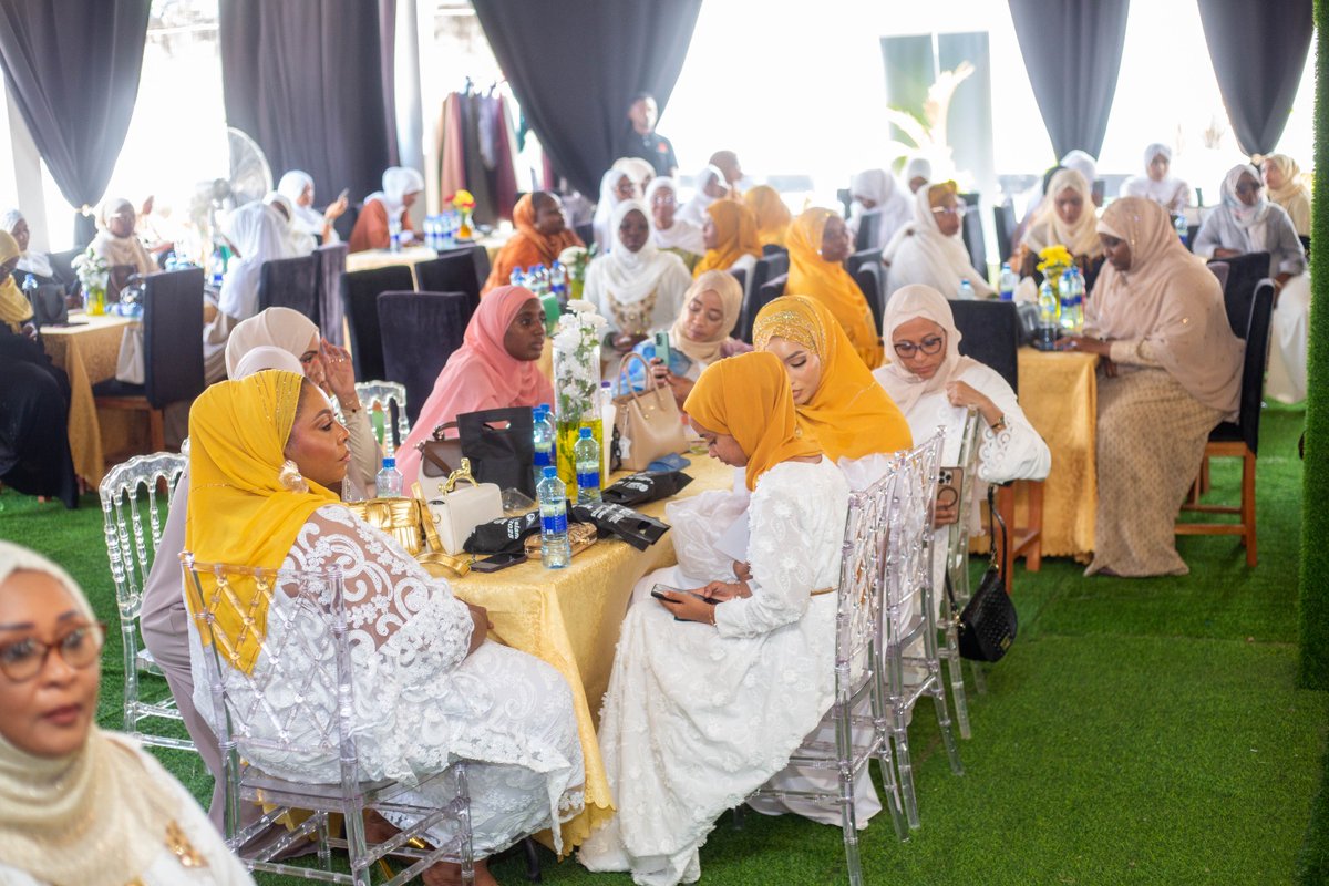 Bi. Salha Aziz, Mkurugenzi wa Ladies In Islam, akifungua rasmi kwa hekima na hamasa, akisisitiza kuwa uongozi, mafanikio na imani vinaweza kwenda pamoja.

Wanawake wana nafasi ya kuleta mabadiliko kwa kujitambua na kushirikiana.

Cc: <a href="/SalhaBintiAziz/">Salha Binti Aziz 🇹🇿</a>

#IslamicWomenInBusiness