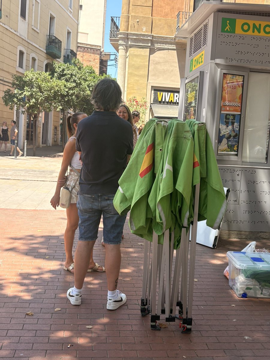 Just arribar les veïnes a la plaça del mercat del Clot, el partit dels discursos d’odi ha decidit desmuntar la paradeta. 

Al Clot Camp de l’Arpa, no volem extrema dreta ni feixisme!