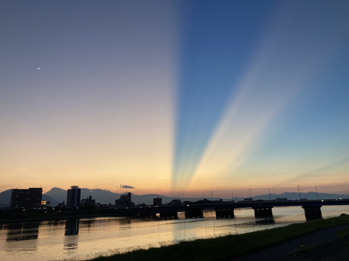 夕方、大分川をランニングしてました。
大分舞鶴あたりの土手からの景色
空がめちゃくちゃ綺麗でした。
