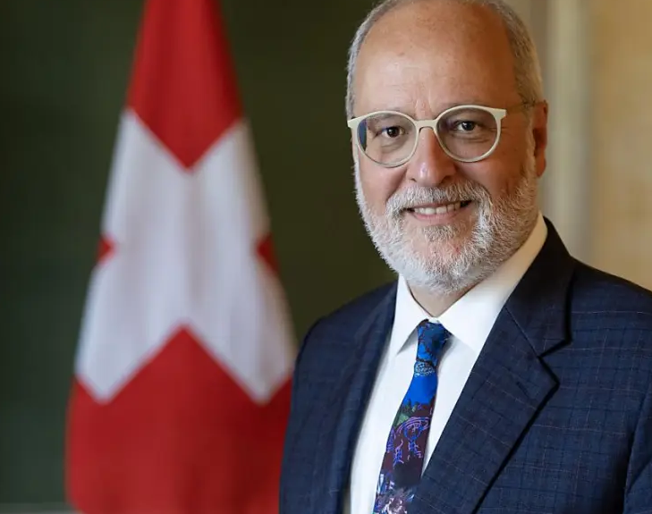 BurkhardtPhilip's tweet photo. "Ich verstehe das Schreiben", sagt Alexandre #Fasel, #Staatssekretär im Aussendepartement @EDA_DFAE, zum Brief von rund 250 Mitarbeitenden an Aussenminister @ignaziocassis, in dem sie ihn aufgefordert haben, die Aktionen der israelischen Armee in #Gaza "klar zu verurteilen".(1/6) https://t.co/UTjkBsNxID