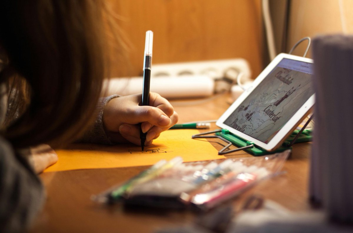 .<a href="/educacyl/">Educación JCyL</a> resuelve las ayudas para la adquisición de dispositivos digitales para el curso 2024-25

👨‍👩‍👦2.118 beneficiarios en Primaria, ESO, Bachillerato, FPl Básica o Grado Medio y Educación Especial
💻61 % tabletas, 32 % portátiles y un 7 % convertibles

comunicacion.jcyl.es/web/jcyl/Comun…