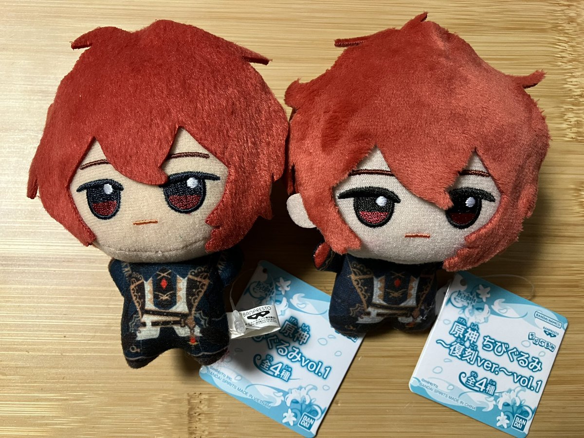 左が初期の旦那ぬい、右が復刻旦那ぬいなんだけどそもそもの素材が違うし身体の印刷も変わってる！！！！！すごい！！！