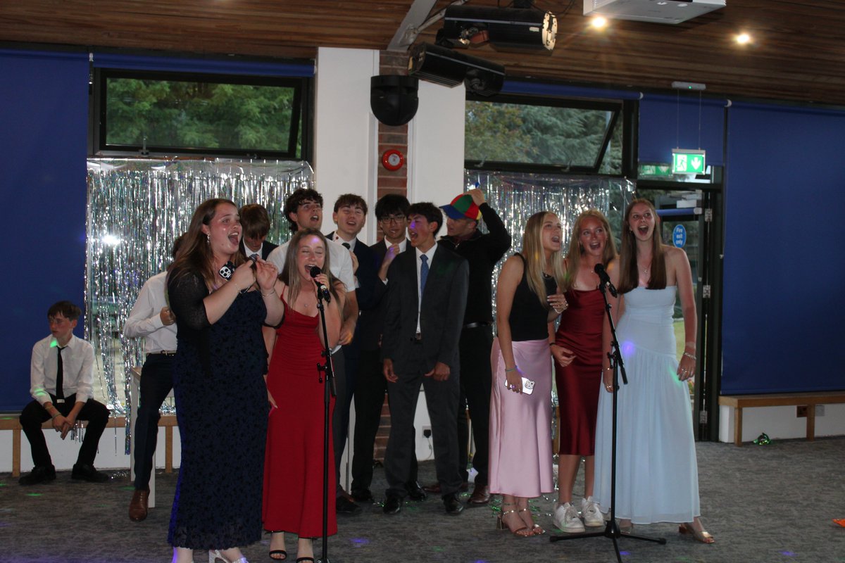 We wrapped up an incredible year of music and drama with our 'Masked Ball' themed Performing Arts Dinner, and what a celebration it was! Pupils belted out tunes at karaoke, struck a pose in the photo booth, played garden games in the sun, and devoured the ice cream bar! 🎤📸 🎲🍦