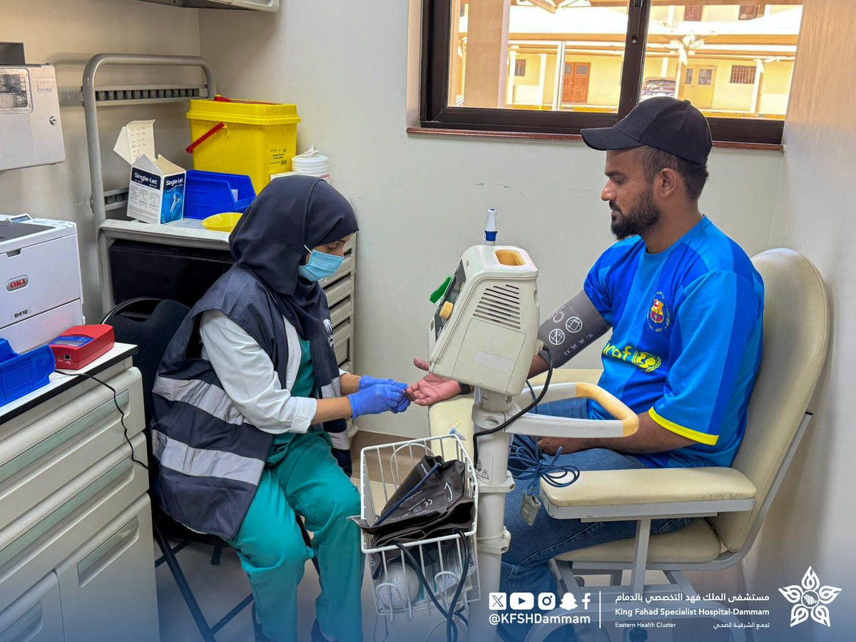 ضمن جهوده لنشر ثقافة التبرع بالدم وتعزيز دور أفراد المجتمع وبمشاركة من المتطوعين الصحيين ، نفّذ #مستشفى_الملك_فهد_التخصصي_بالدمام أحد مكونات #تجمع_الشرقية_الصحي حملة للتبرع بالدم لأعضاء فريق Focus International - Dammam Division من الجالية الهندية.