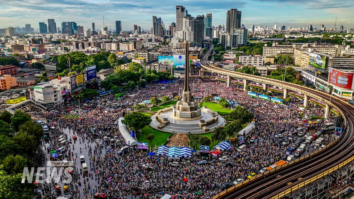 เวลา 18.30 น. ภาพมุมสูงชุดที่ 2 การชุมนุมของคณะรวมพลังแผ่นดินปกป้องอธิปไตยไทย บริเวณอนุสาวรีย์ชัยสมรภูมิ เรียกร้องให้นายกฯ ลาออกและพรรคร่วมรัฐบาลถอนตัว ซึ่งตำรวจประเมินว่าจะมีผู้เข้าร่วมชุมนุมมากขึ้นในช่วงค่ำวันนี้ (28 มิ.ย.)

#ม็อบ28มิถุนา #ม็อบวันนี้ #ชุมนุม #ชุมนุม28มิถุนายน