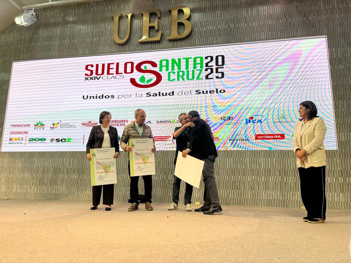 Jorge Mataix-Solera, expresidente de la SECS, ha sido nombrado Miembro Honorario de la Sociedad Latinoamericana de la Ciencia del Suelo durante el #CLACS2025 en Santa Cruz, Bolivia 🇧🇴.

¡Felicidades, Jorge! Gracias por tu compromiso y por fortalecer los lazos con Latinoamérica.