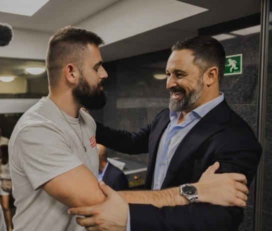 Este ultraderechista subvencionado se llama Pablo González Gasca y lidera la organización Revuelta de VOX financiada con paguitas públicas. Se ha ido a una manifestación de ancianas y ancianos republicanos que buscan los restos de sus familiares para poder enterrarlos. Miserable.