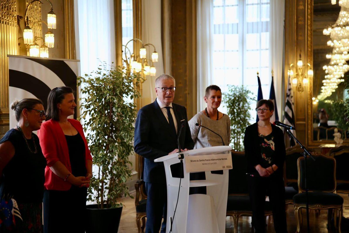 AmbDEenFR's tweet image. À l’invitation de la maire adjointe Flavie Boukhenoufa et de la Ville de Rennes, j‘ai eu le grand plaisir d’assister à la cérémonie des 50 ans du Centre 🇫🇷🇩🇪 de Rennes. Félicitations pour ce demi-siècle d’engagement citoyen au service de l’amitié 🇫🇷🇩🇪!