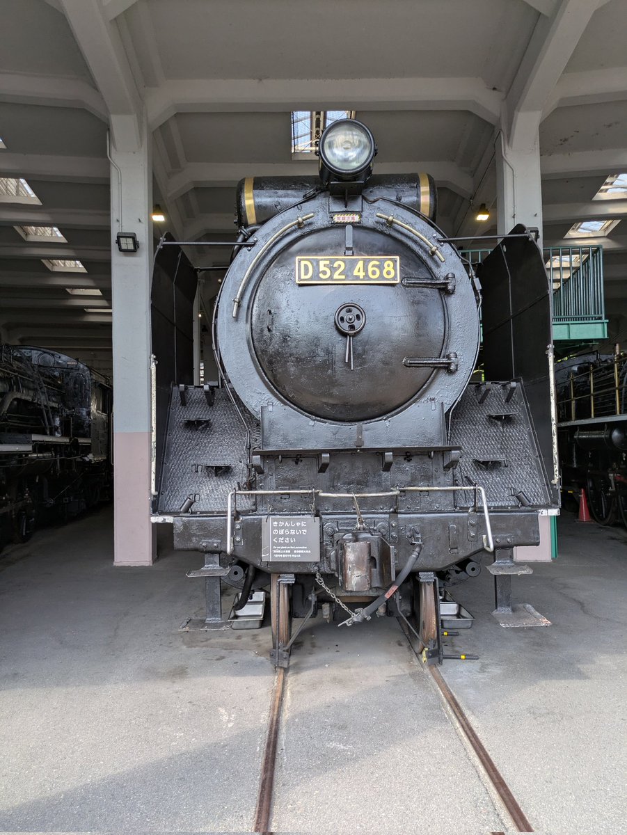 🚂京都鉄道博物館にて
日本の名機たちに会ってきました！

1枚目：C51 239（皇室専用の貴賓機🌸）
2枚目：D52 468（貨物用の力持ち💪）
3枚目：C62（スピードの象徴✨）

#京都鉄道博物館 #蒸気機関車 #鉄道好きと繋がりたい #鉄道旅