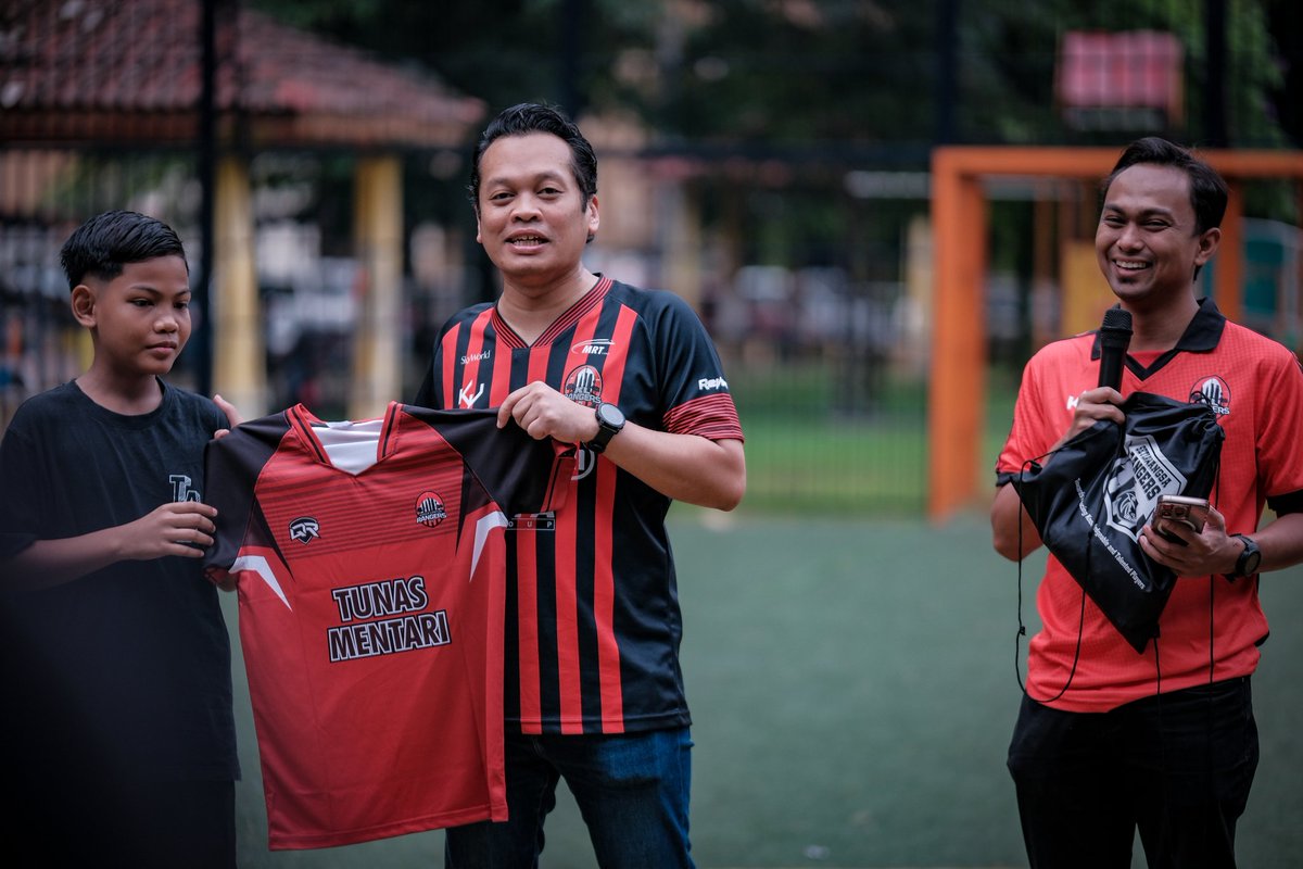 niknazmi's tweet photo. Pagi ini saya turun ke Gelanggang Futsal Cruyff Court PPR Kg Baru Air Panas untuk menyerahkan jersi kepada pemain Akademi @klrangersfc sempena Program Tunas Mentari.

Saya tekankan kepada anak-anak bahawa walau apa pun minat mereka terhadap bola sepak, pelajaran tetap perlu diutamakan. Pendidikan adalah asas kejayaan masa depan.

Hari ini, mereka juga berpeluang melawat Zoo Negara, salah satu aktiviti menarik yang dirancang di bawah Program Tunas Mentari.

Program Tunas Mentari anjuran Setiawangsa Rangers dan KL Rangers ini telah ditubuhkan sejak tahun 2019 bagi memberi pendedahan kepada peserta dalam bidang pendidikan dan sukan.

Program ini berlangsung setiap pagi Sabtu untuk sesi tuisyen, manakala latihan bola sepak dijalankan pada sebelah petang.

Setakat ini, seramai 21 peserta telah menyertai program ini.

#KLRangers #KitaSetiawangsa #p118setiawangsa #setiawangsa