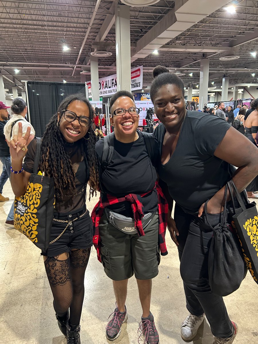 No matter where we are Black ppl know how to have a good time. <a href="/EXXXOTICA/">EXXXOTICA Expo</a> Miami the naked trumpeter played Keyshia Cole “Love” and we ALL started singing 😅😝😊🥰🥲
