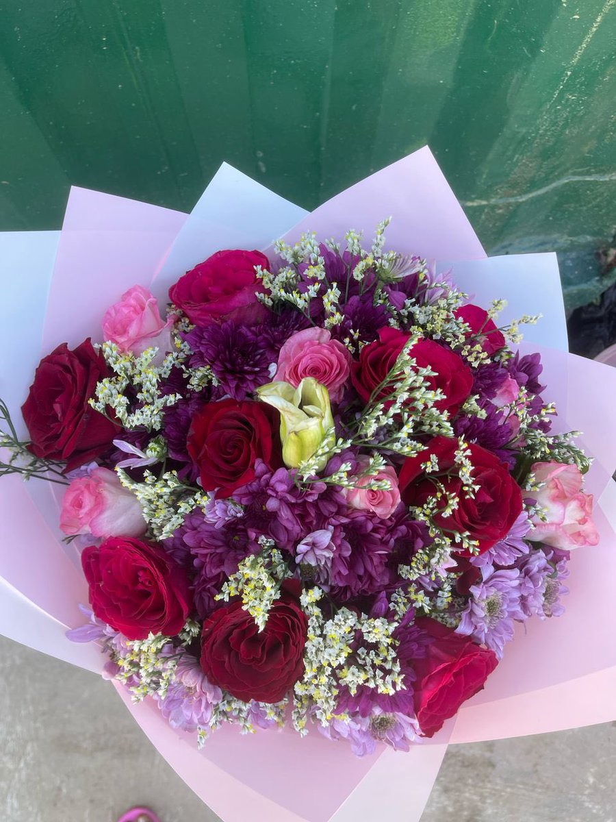 fleursettous's tweet photo. What do we do on the weekends? Send flowers! Hit us up and brighten someone's day 💐💐💐 https://t.co/D4u8vuEBol
