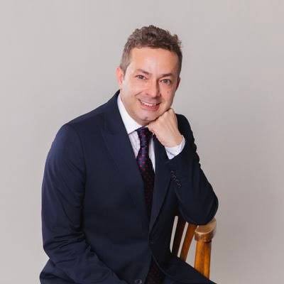 İrfan Değirmenci. Yol arkadaşımız. 2013 yılında Gezi Direnişinde sansüre karşı çıktığı, sesini yükselttiği için Kanal D Ana Haber sunuculuğu yaparken kovuldu. Yıllarca boykot uygulandı hakkında,iş verilmedi. Yakın bir zaman önce açıldı. Tip İzmir Milletvekili adayıyken Bornova