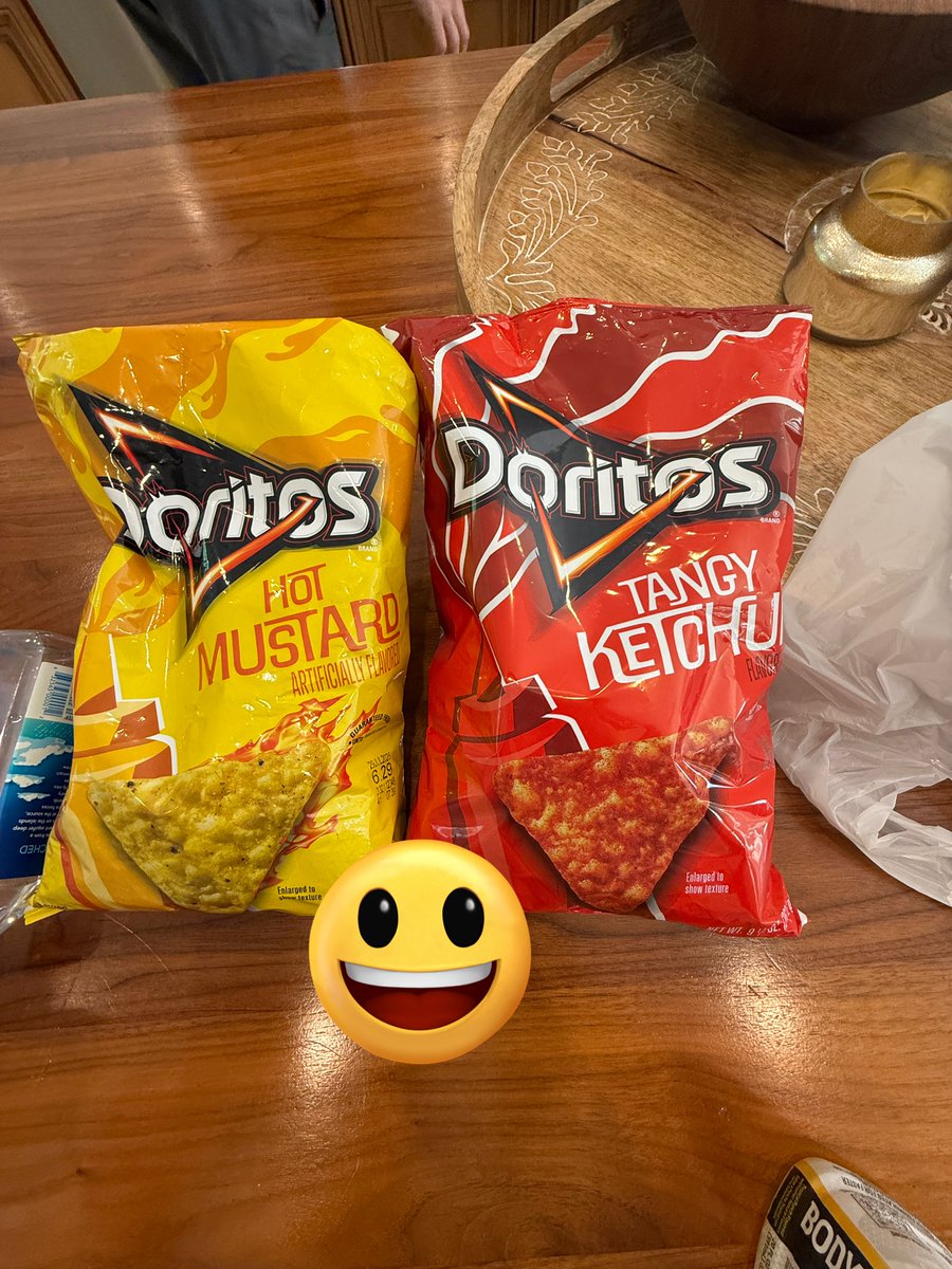 sodacityscenes's tweet photo. Every crunch echoes. It’s like the chip’s soul is leaving its body. https://t.co/v4KV7zc2pj