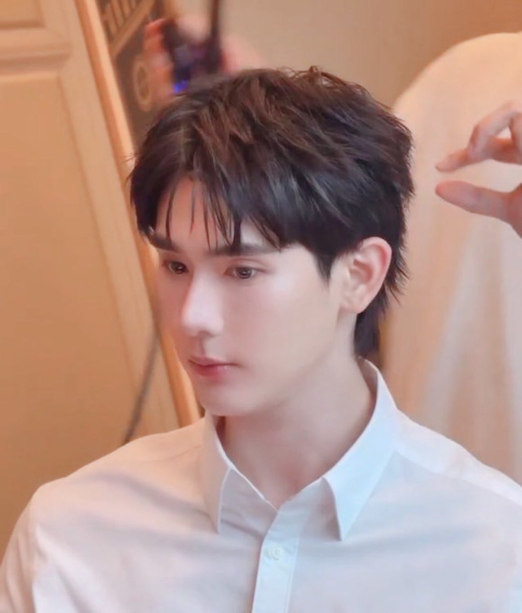 “รบกวนเจ้าบ่าวออกไปรอข้างนอกก่อนนะคะ”

“รอในห้องนี้ไม่ได้หรอครับ ผมอยากอยู่กับเจ้าสาวของผม”