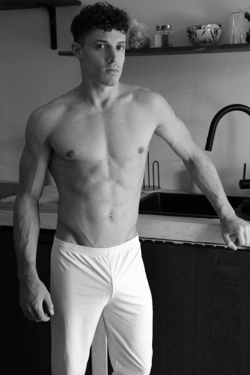 Il est beau. Il est chaud.
Et il s’est livré à mon objectif, corps et plaisir inclus.
Des muscles tendus, une peau luisante, une envie présente à chaque cliché.
<a href="/milianot4f/">Miliano</a>
📘 Son eBook est en ligne
📽️ Vidéos dispo aussi en boutique
👉 johnhart.fr