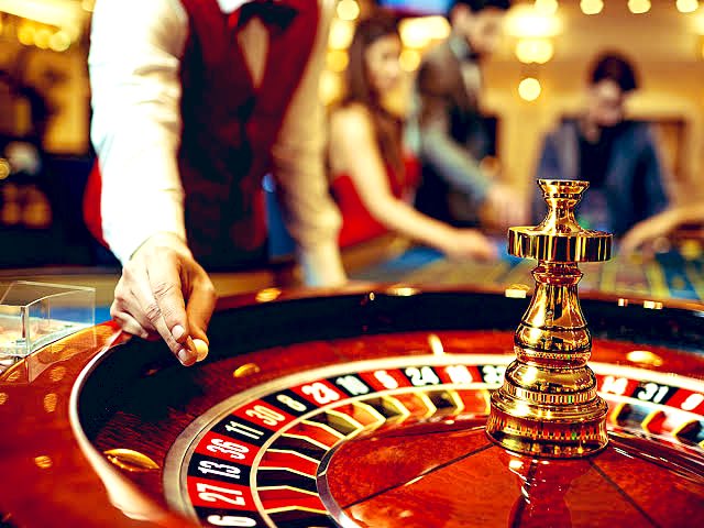 Her yıl milyarlarca lira Kıbrıs’a, Batum’a ve yasa dışı bahis sitelerine akıyor.
Parayı biz harcıyoruz, başkaları kazanıyor.
Devlet sadece izliyor.

🎰 Ama şu gerçeği artık kabul edelim:
Kumar bu ülkede zaten var.
Yasaklar sadece parayı, denetimi ve vergiyi dışarıya itiyor.

Oysa