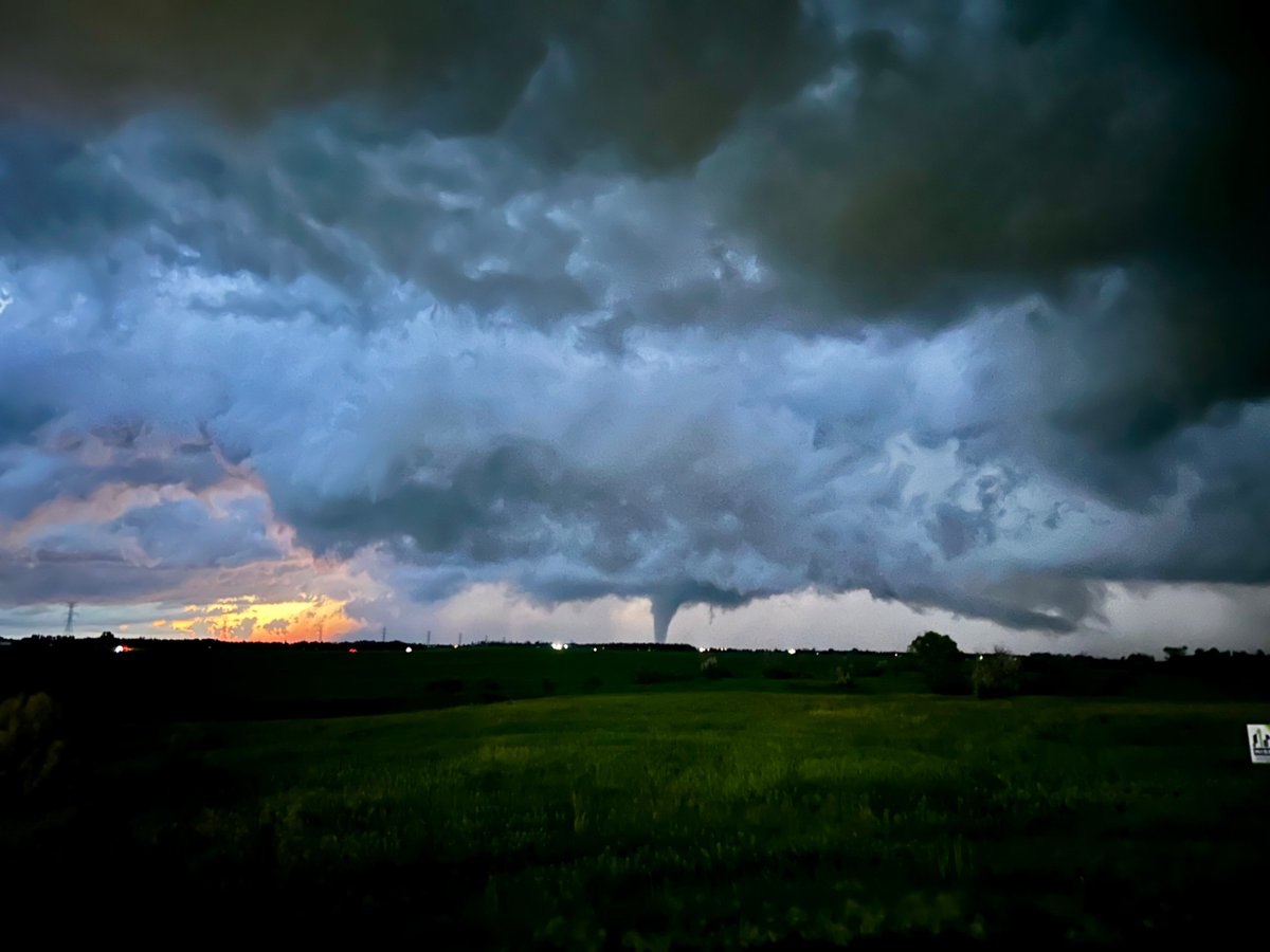 ogarrah5's tweet photo. Last night was bonkers. Multiple tornadic supercells tracked through the Bismarck area bringing a little bit of everything: structure, rainbows, and several after dark tornadoes. Back at it again today in Minnesota! #ndwx https://t.co/TrbLBnrVCM