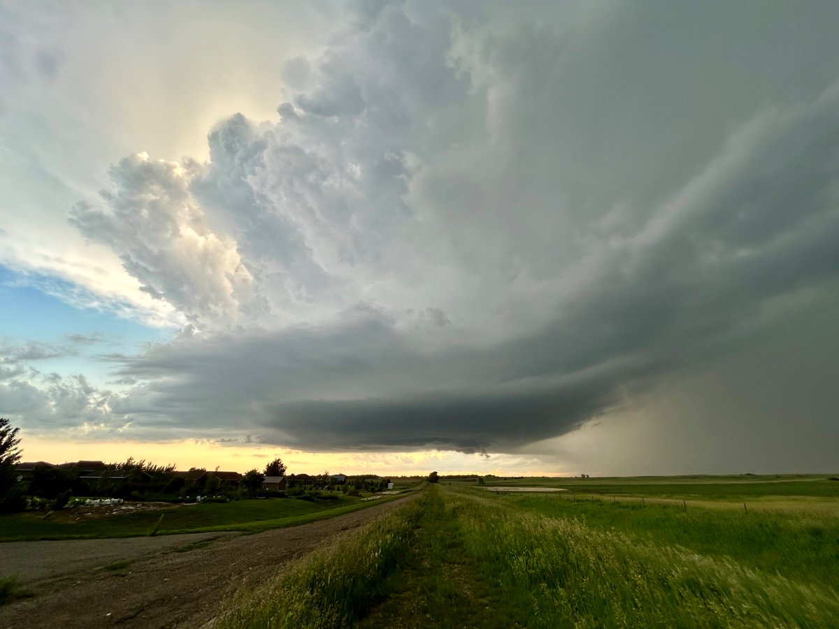 ogarrah5's tweet photo. Last night was bonkers. Multiple tornadic supercells tracked through the Bismarck area bringing a little bit of everything: structure, rainbows, and several after dark tornadoes. Back at it again today in Minnesota! #ndwx https://t.co/TrbLBnrVCM