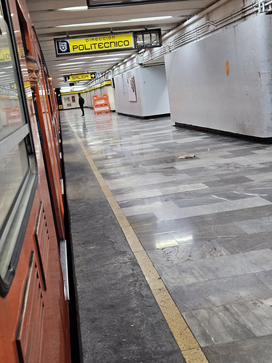 Daniel080389's tweet photo. @MetroCDMX Mentira, llevamos 15 min parados https://t.co/Ppz2QQ876t