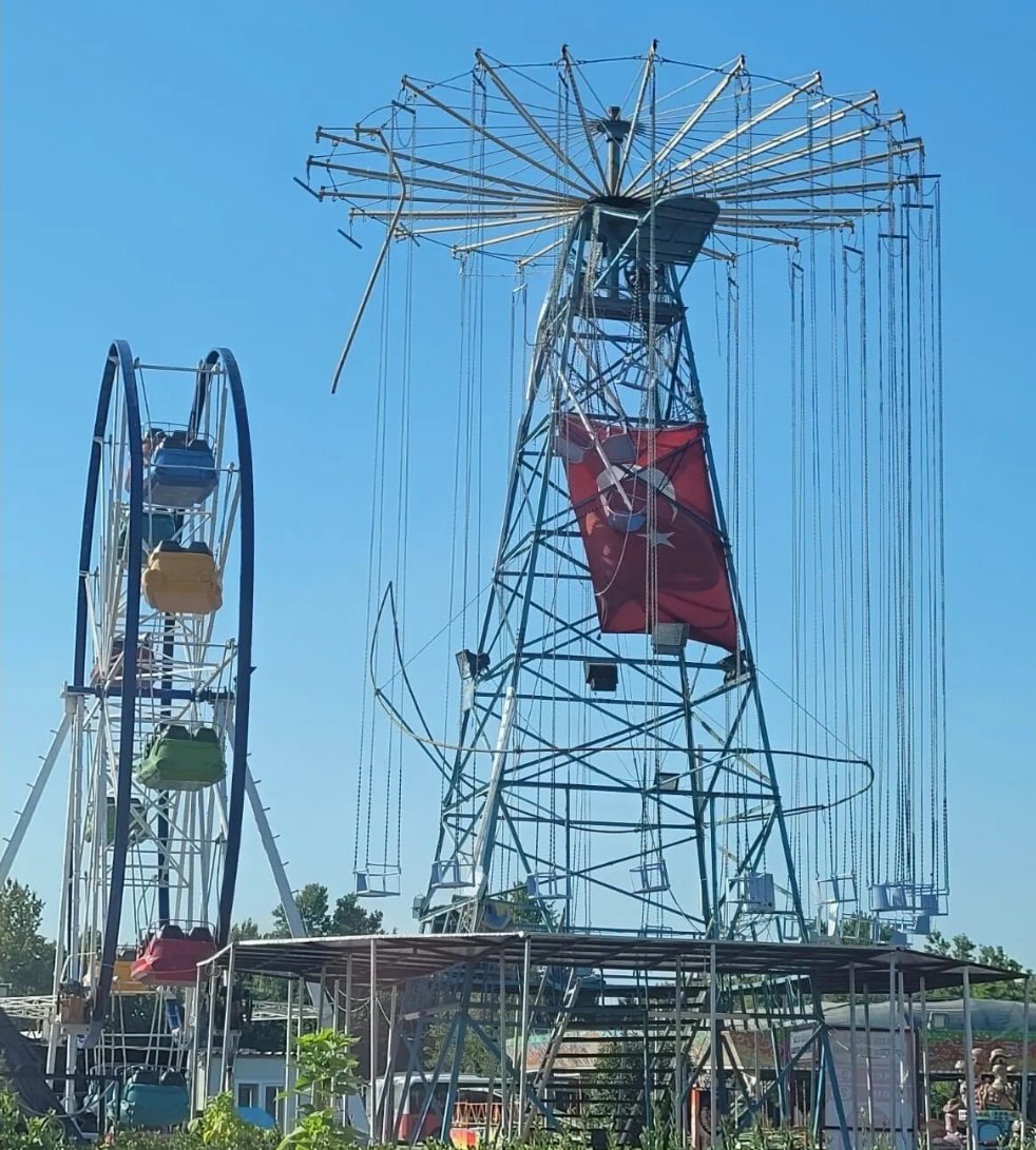 Haber's tweet photo. Manisa'nın Turgutlu ilçesinde lunaparkta yaşanan feci kazada, salıncağın kopması sonucu iki çocuk ağır yaralandı.

Yoğun bakımda tedavileri süren 13 ve 16 yaşlarındaki çocukların sağlık durumunun ciddiyetini koruduğu öğrenildi. 

Olayla ilgili olarak lunapark işletmesi ve sorumlu personel hakkında soruşturma başlatıldı.