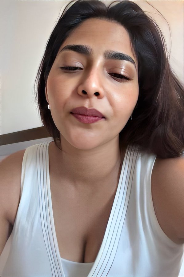 jahnvija's tweet photo. Modda baney undi, minimum oka 1 ganta gudisina tattukunela undi.
Asalu idi na gothuloki poorthiga velthada leda mari peddaga unde.
Yedo okati le na puku dula teeradam mukhyam eroju na gonthu lo saripokapoyina na puku loose ayna na gudda noppivesina ee modda tho enjoy cheyalsinde. https://t.co/qOUlMFUGDO