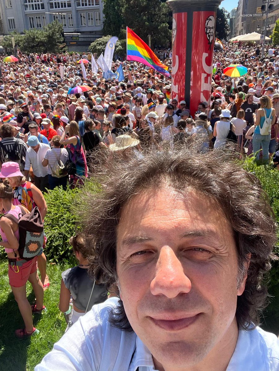 marcocappato's tweet image. Da #Budapest, con amore. Siamo qui come @theeumans al #Pride perché manifestare per i diritti delle ungheresi e degli ungheresi significa manifestare per i diritti di tutti gli europei.
#BudapestPride2025 #budapestpridefestival