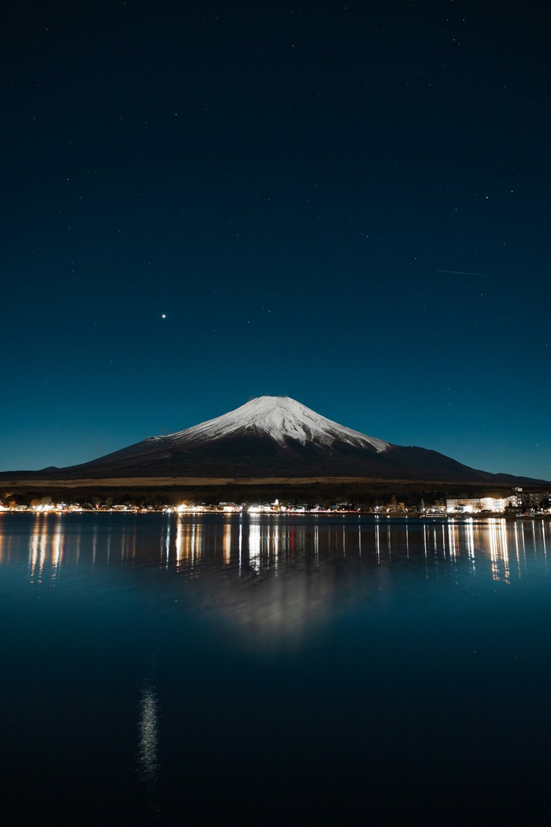 earthcurated's tweet photo. Night skies over Mt Fuji 💫 https://t.co/1T2I8RoiQw