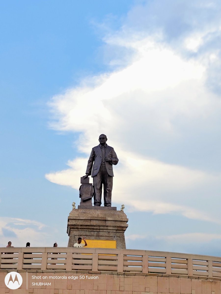 shubhammau007's tweet image. दुनिया के किसी कोने में चले जाइये 
संविधान जिंदाबाद था हैं और रहेगा‌।
#sambidhan #PDA #sambithanbachao 
@Profravikant79 @RahulGandhi