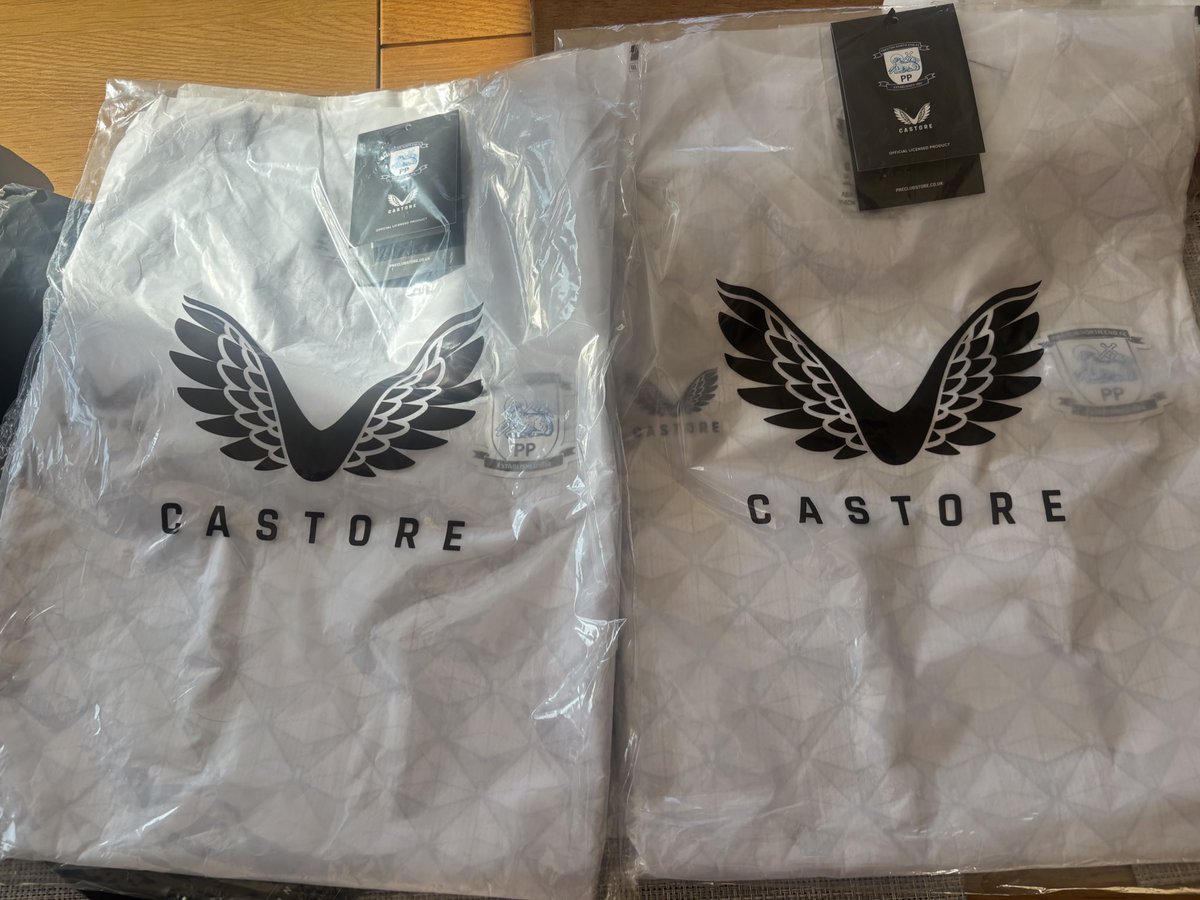 10/10 for quick delivery Castore. 0/10 for effective printing of the sponsor’s logo on the shirt 🫠😭 #pnefc