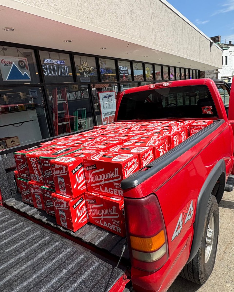 Gansettbeer's tweet image. Tag someone who you could kill this with⤵️
📸 @nirvanchandiramani
#beer #gansettbeer #narragansett #weekend #drinking #summer
