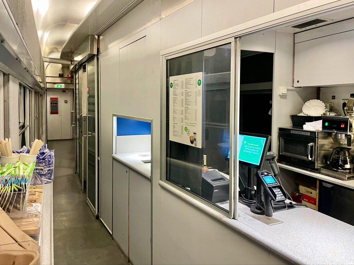 AndreasWiede's tweet photo. Photos of todayโs voyage from #Narvik ๐ณ๐ด to #Luleรฅ ๐ธ๐ช. Thereโs a buffet counter @_DiningCar on this #SJ #InterCity, selling drinks and snacks.
Itโs essentially a freight line: 12-axle, 14,400 hp #IORE twin-section locomotives, hauling iron ore trains, are dominating the scene. https://t.co/oNL0Or8Cl5
